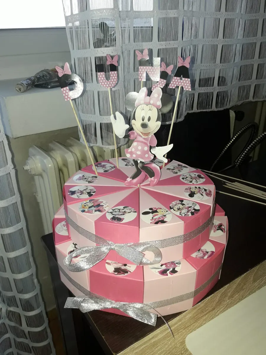 Dvospratna roze torta od kartona sa imenom Dunja